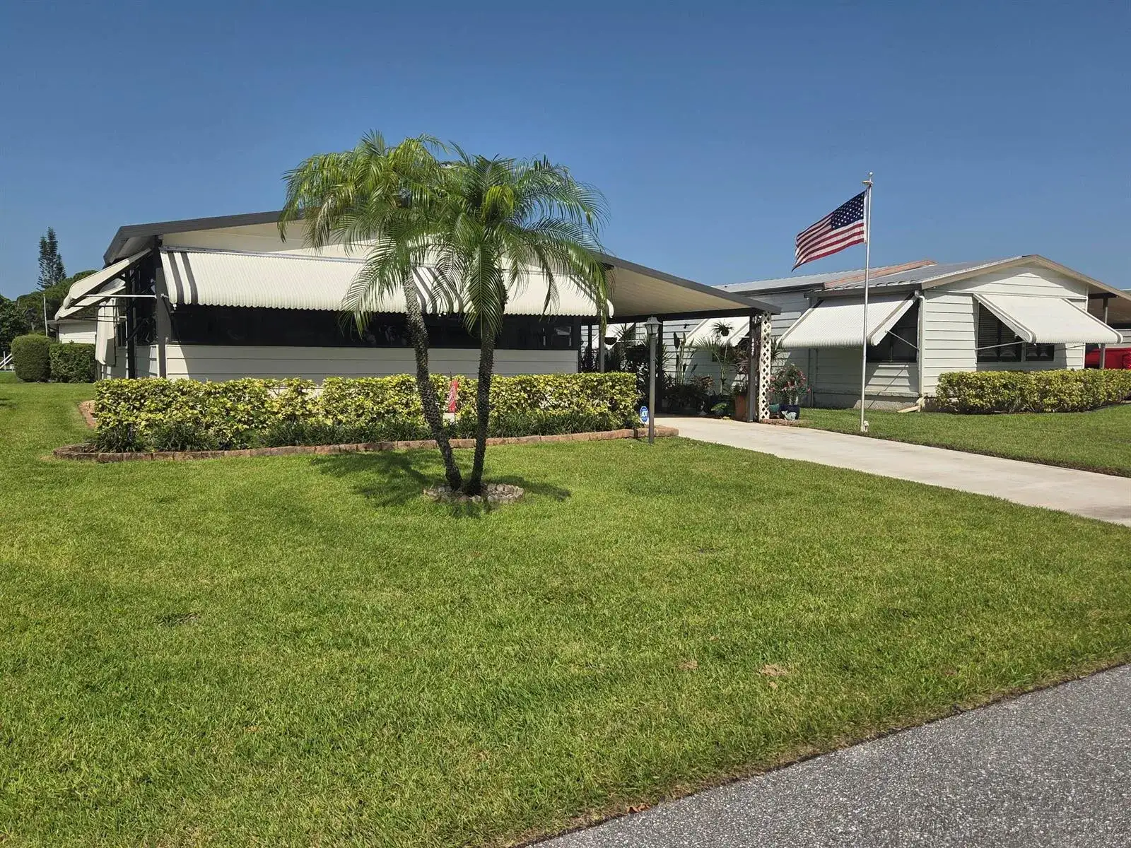2 bedroom 2 bath Residential for sale at 8020 SE Shenandoah Drive, Hobe Sound FL 33455