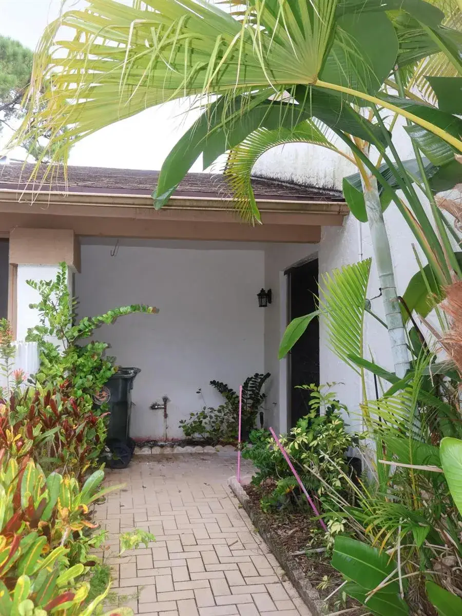 2 bedroom 2 bath Residential for sale at 6102 WOODLAKE Boulevard, FL 33463