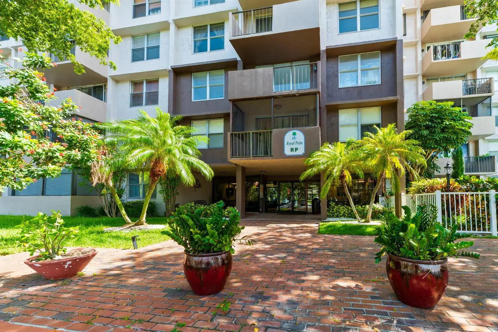 1 bedroom 1 bath Residential for sale at 777 S Federal Highway, Pompano Beach FL 33062