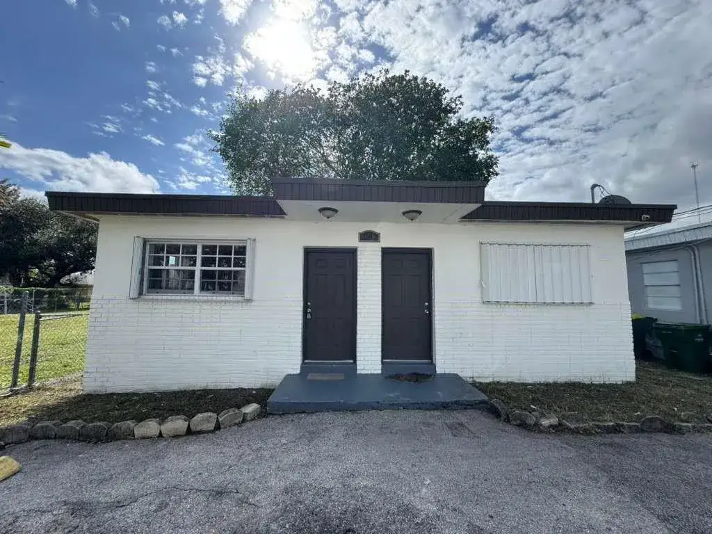 1 bedroom 1 bath Residential Lease for rent at 1042 Foster Road # 2, Hallandale Beach FL 33009