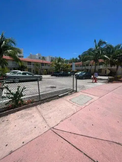 1 bedroom 1 bath Residential Lease for rent at 441 COLLINS Avenue # 6, Miami Beach FL 33139