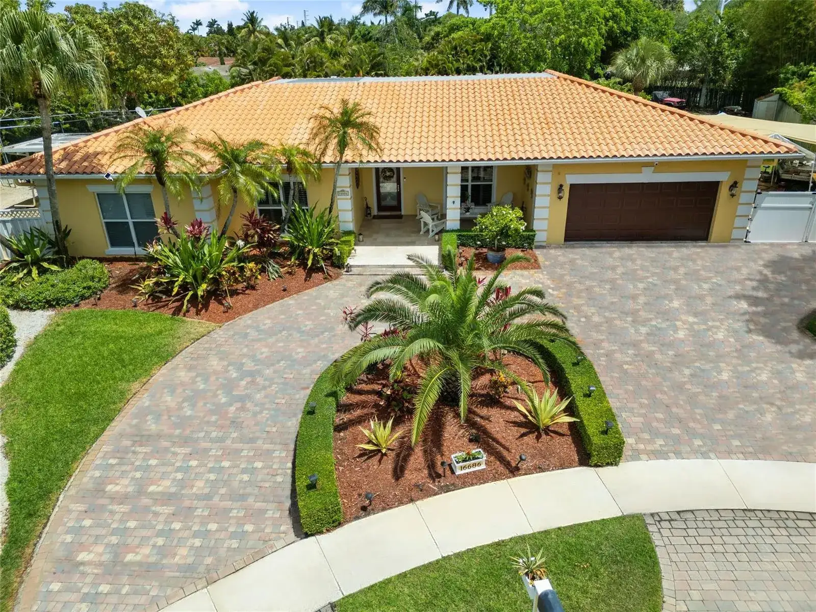4 bedroom 3 bath Residential for sale at 16686 GOLFVIEW Drive, Weston FL 33326