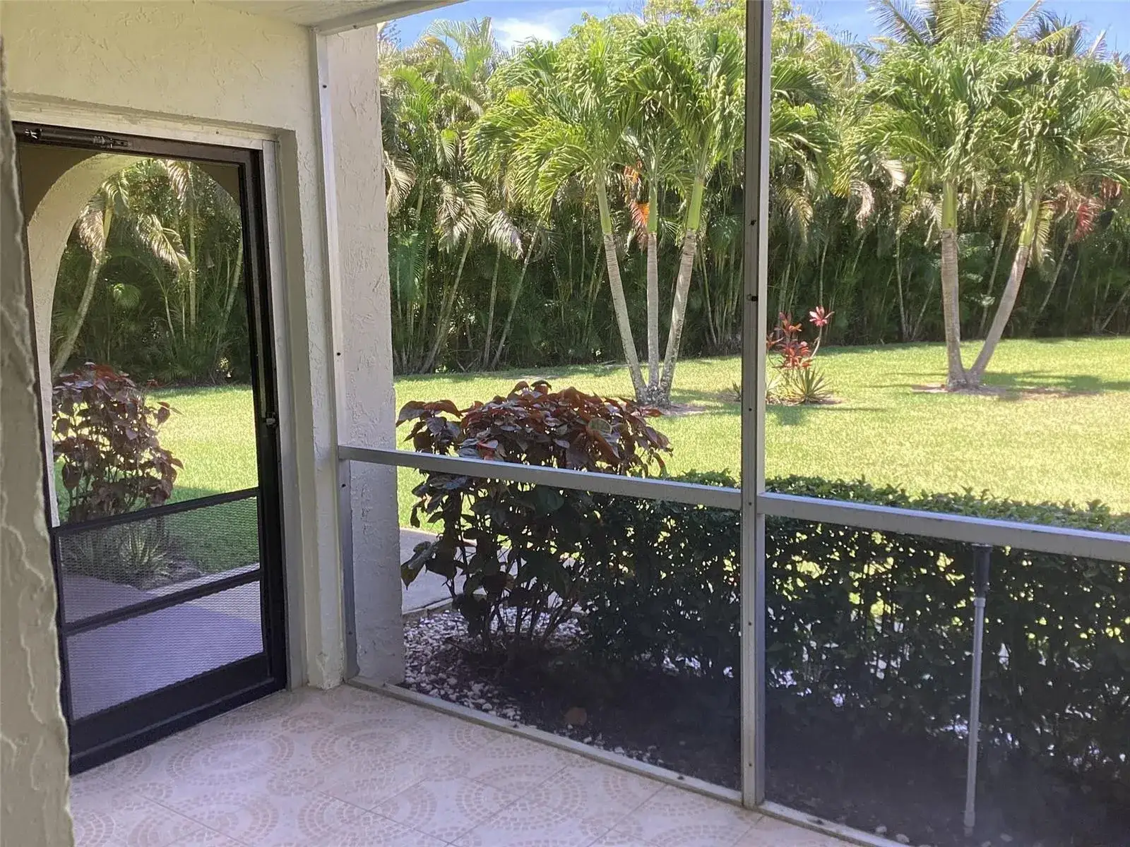 2 bedroom 1 bath Residential for sale at 5927 LA PINATA Boulevard # 1, FL 33463