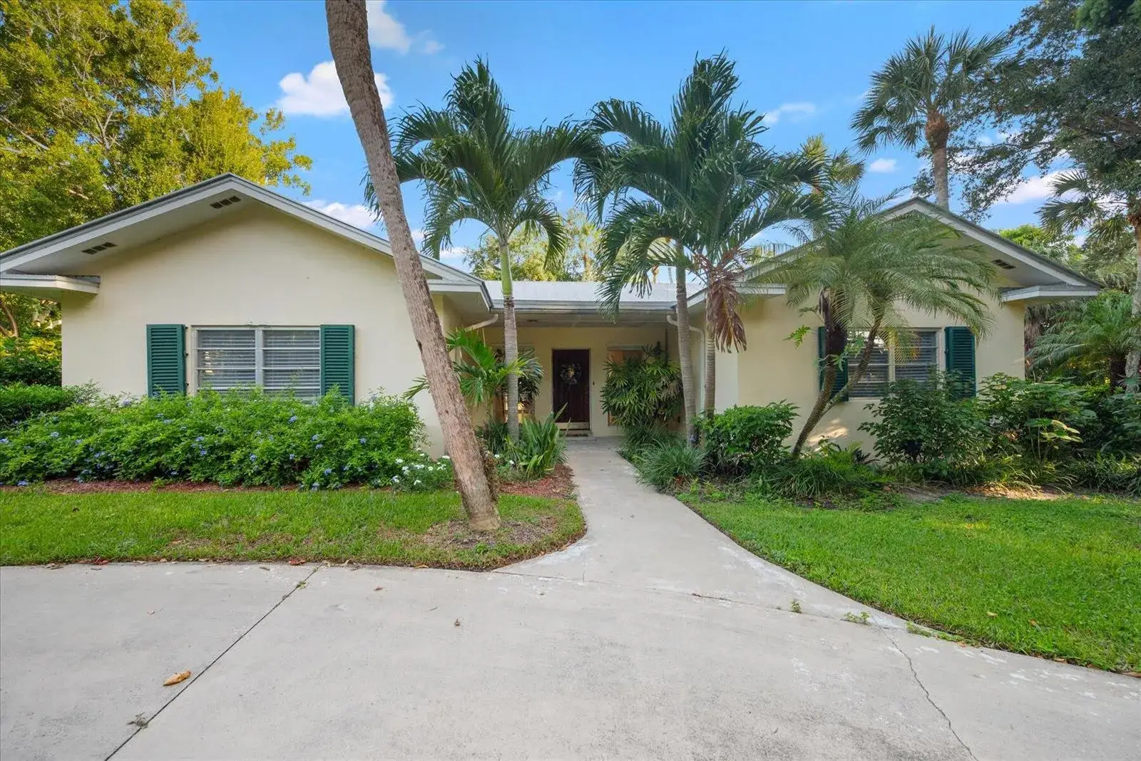 2 bedroom 2 bath Residential for sale at 24 N Via Lucindia, Sewalls Point FL 34996