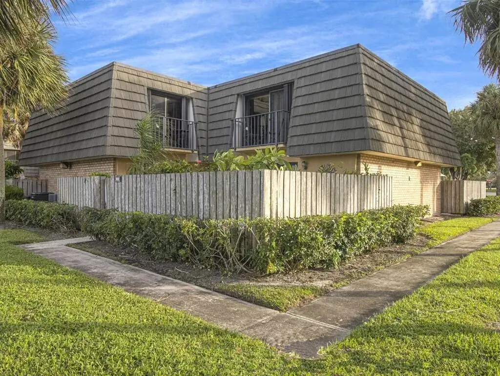 2 bedroom 2 bath Residential for sale at 1010 10TH Way, West Palm Beach FL 33407