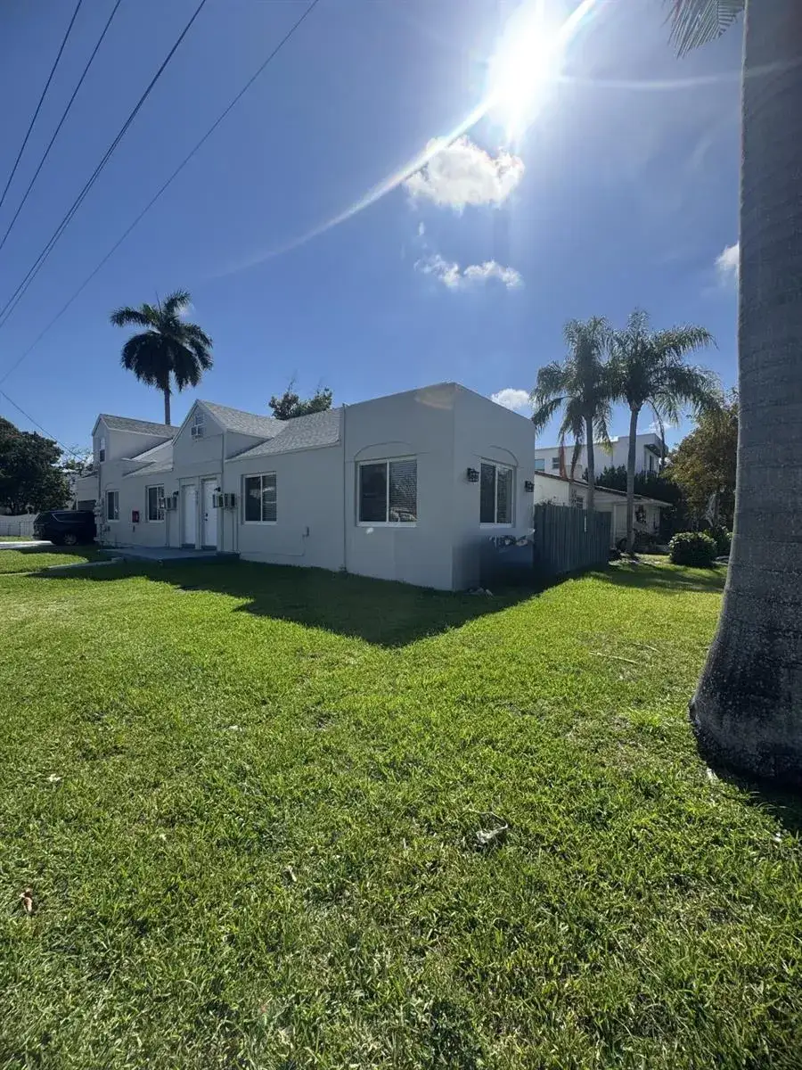 2 bedroom 1 bath Residential Lease for rent at 317 NE 13th Avenue # 2, Fort Lauderdale FL 33301