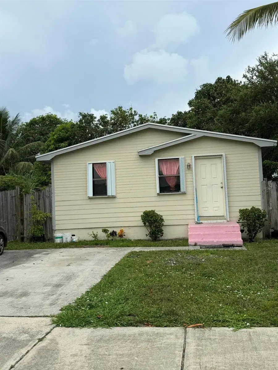 4 bedroom 2 bath Residential for sale at 311 SOUTHRIDGE Road, Delray Beach FL 33444