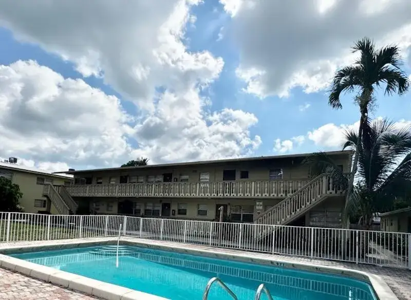 1 bedroom 1 bath Residential Lease for rent at 1318 S FEDERAL Highway # 31, FL 33460