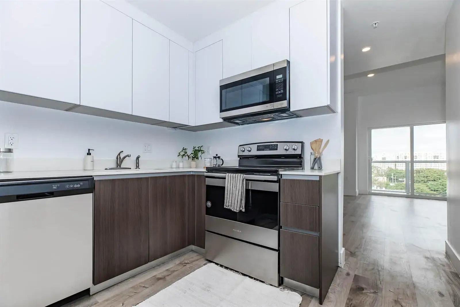 1 bedroom 2 bath Residential Lease for rent at 39 NW 7th Avenue # 702, Miami FL 33128