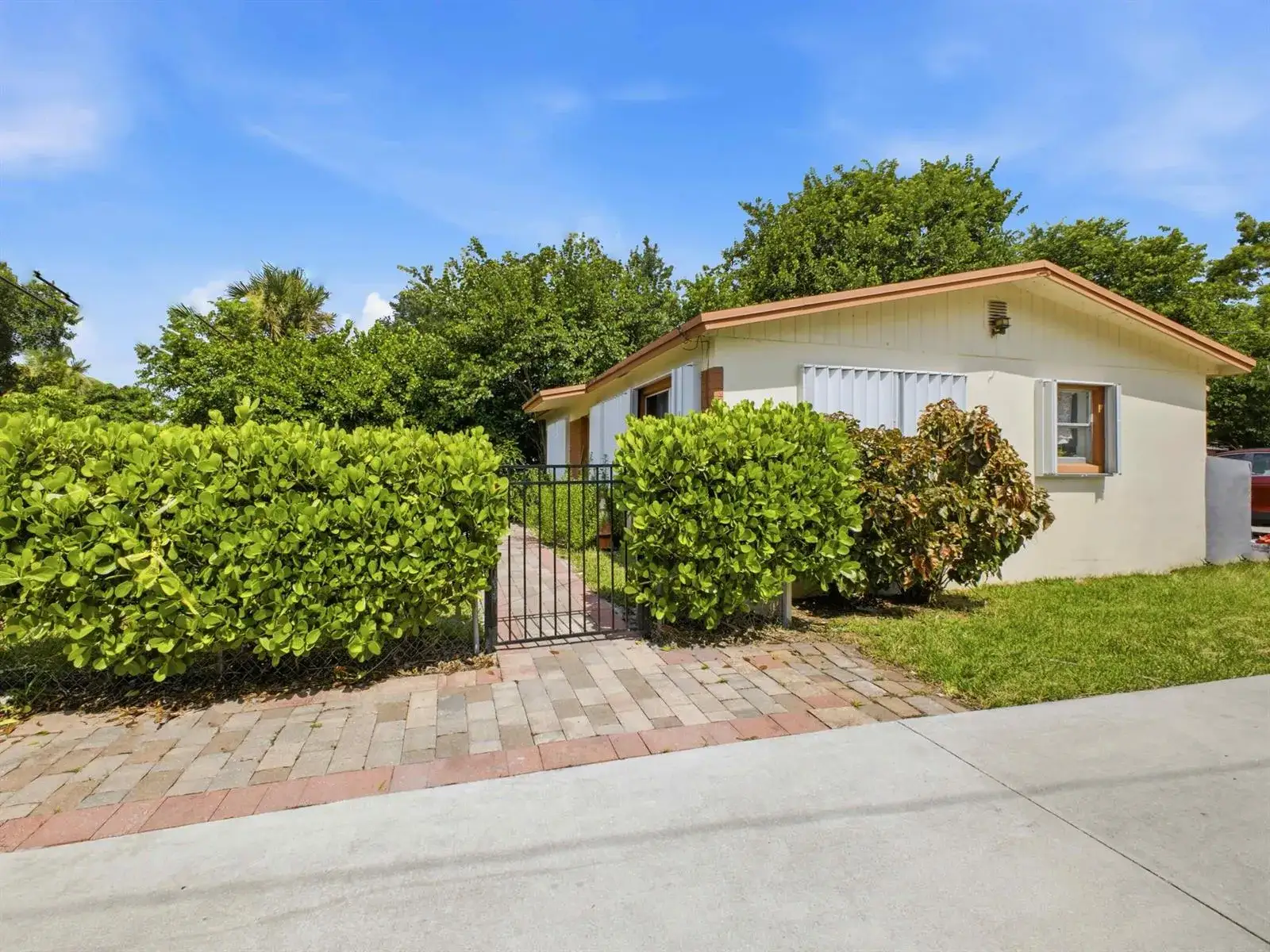 3 bedroom 1 bath Residential for sale at 4626 SCHALL Road, FL 33409