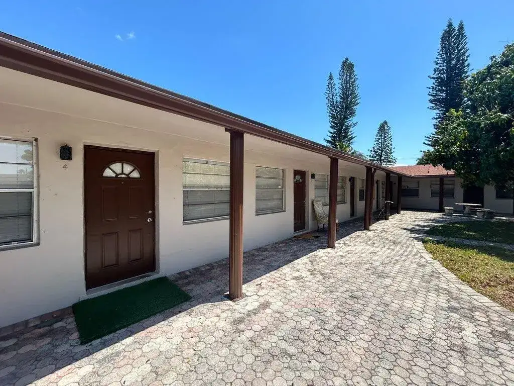 1 bedroom 1 bath Residential Lease for rent at 301 NW 35th Court # 10, Pompano Beach FL 33064
