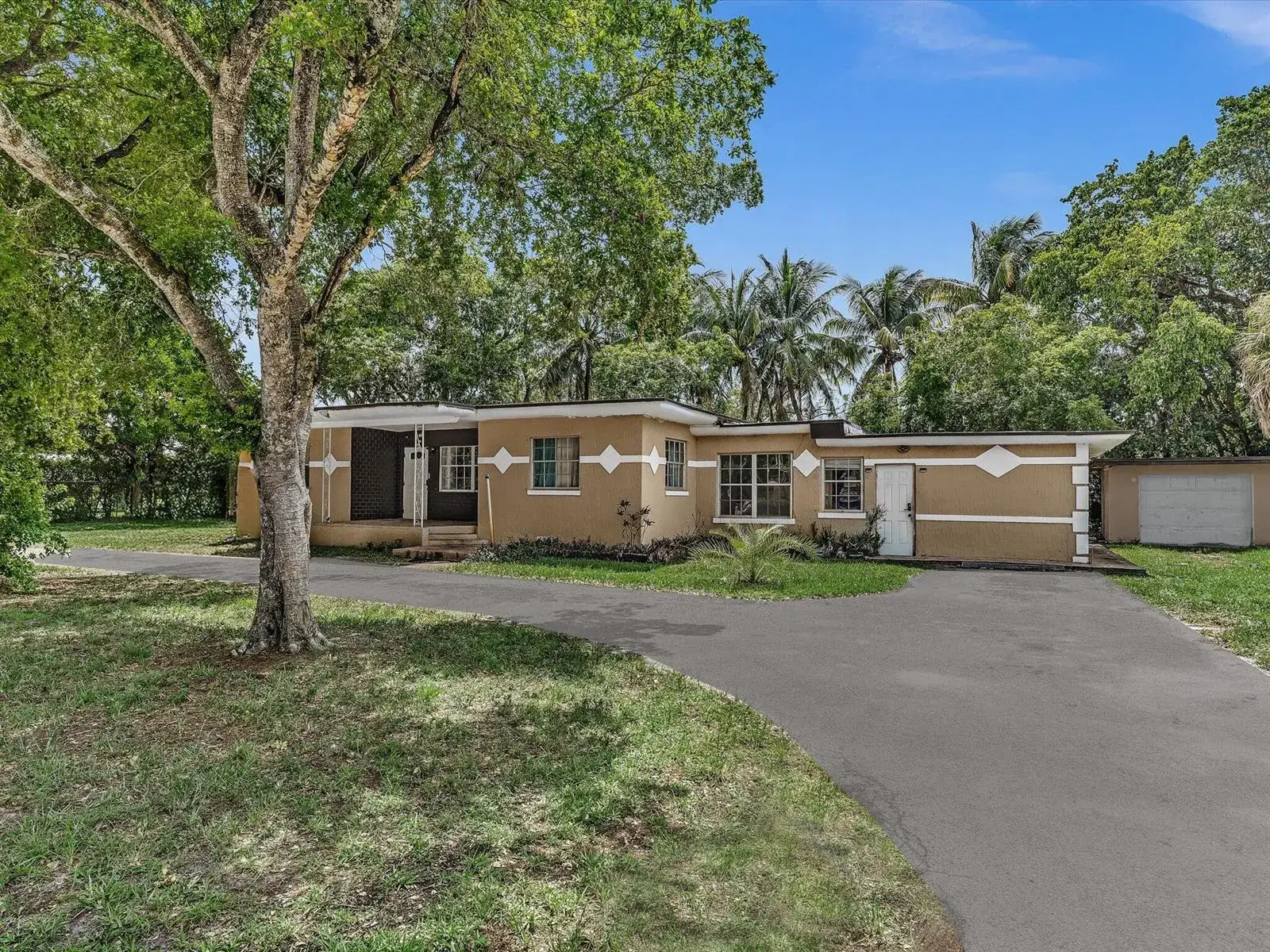 4 bedroom 3 bath Residential for sale at 4400 W BROWARD Boulevard, Plantation FL 33317