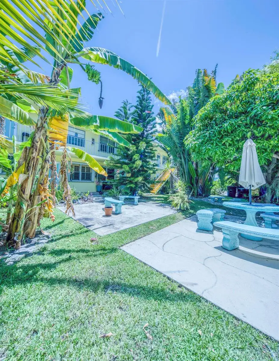 1 bedroom 1 bath Residential Lease for rent at 216 N FEDERAL Highway # 8, FL 33460