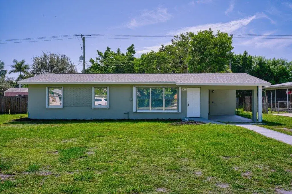 3 bedroom 2 bath Residential for sale at 911 SE Dolphin Drive, Stuart FL 34996