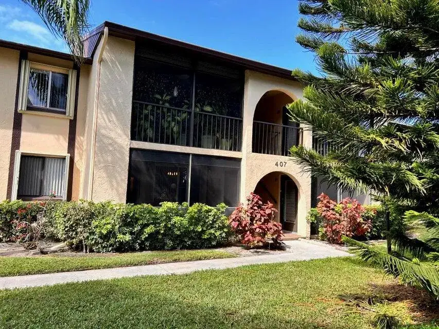 2 bedroom 2 bath Residential for sale at 407 PINE GLEN Lane # 1, FL 33463