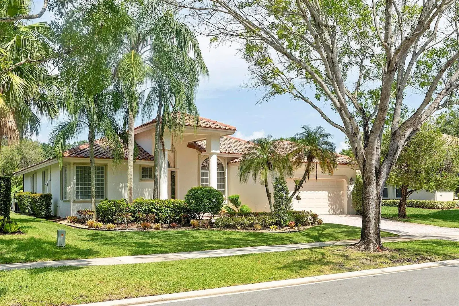4 bedroom 3 bath Residential for sale at 875 Bayside Lane, Weston FL 33326
