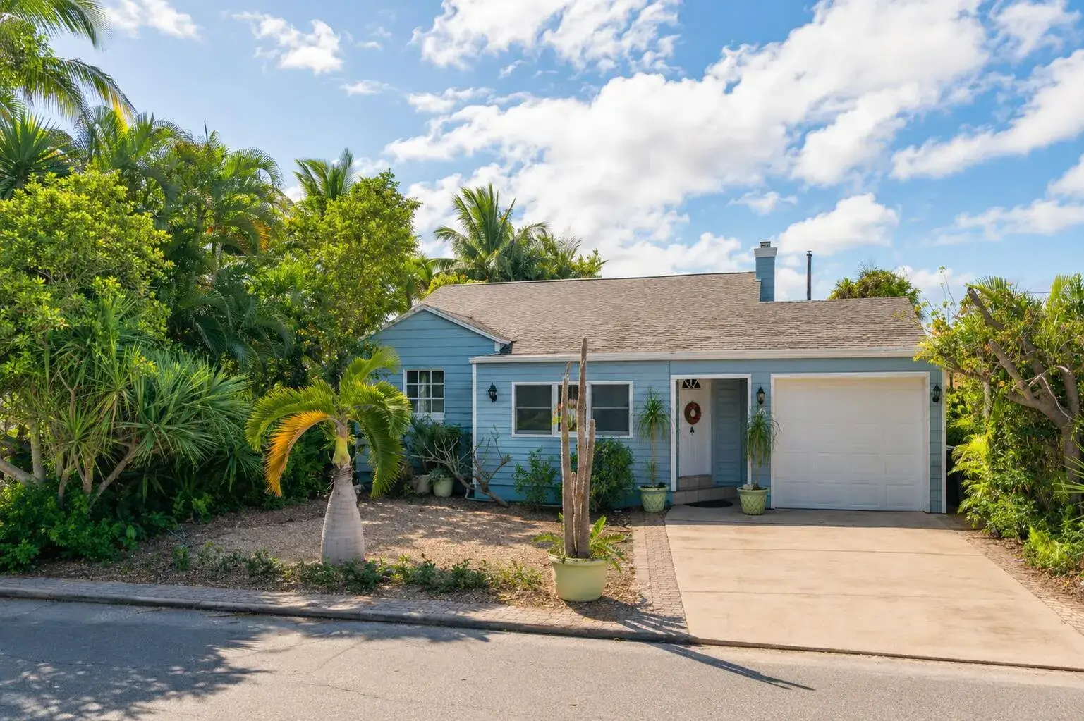 2 bedroom 2 bath Residential for sale at 715 N PALMWAY, FL 33460