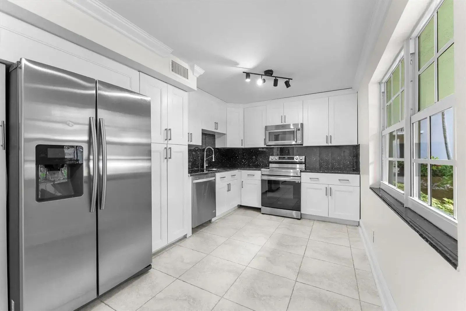 3 bedroom 3 bath Residential Lease for rent at 4240 OAKS Terrace # 103, Pompano Beach FL 33069