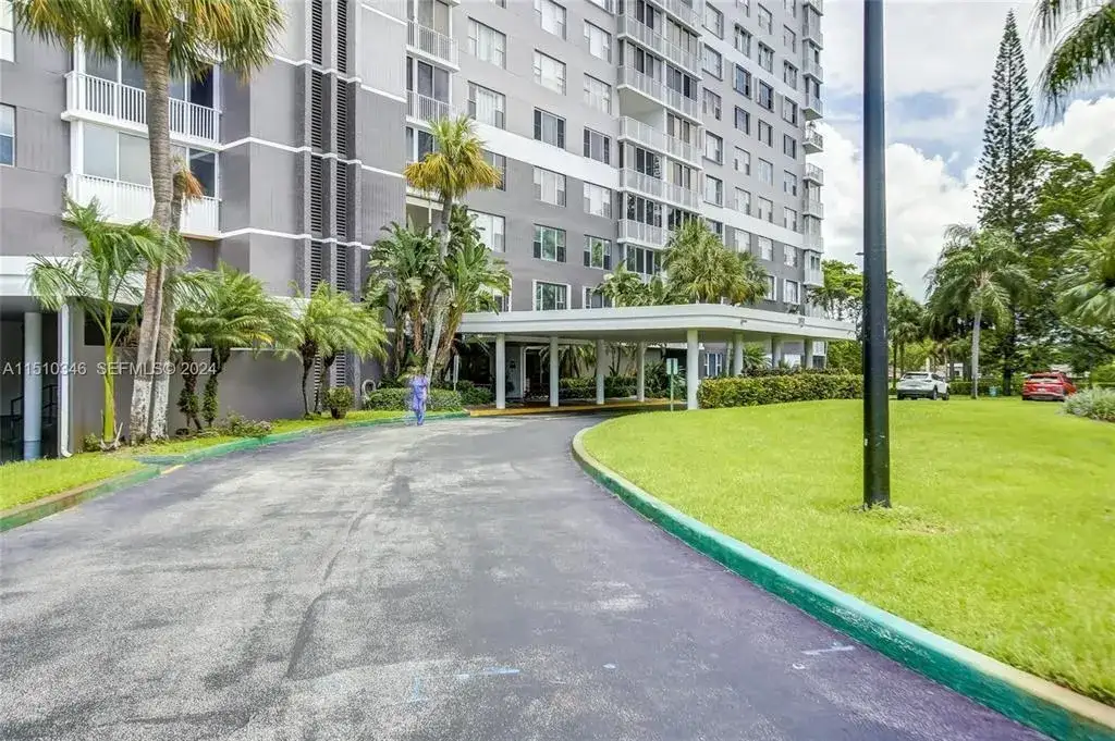 2 bedroom 2 bath Residential for sale at 3850 Washington Street # 812, Hollywood FL 33021