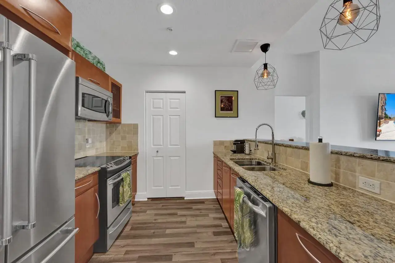 2 bedroom 2 bath Residential Lease for rent at 511 LUCERNE Avenue # 613, FL 33460