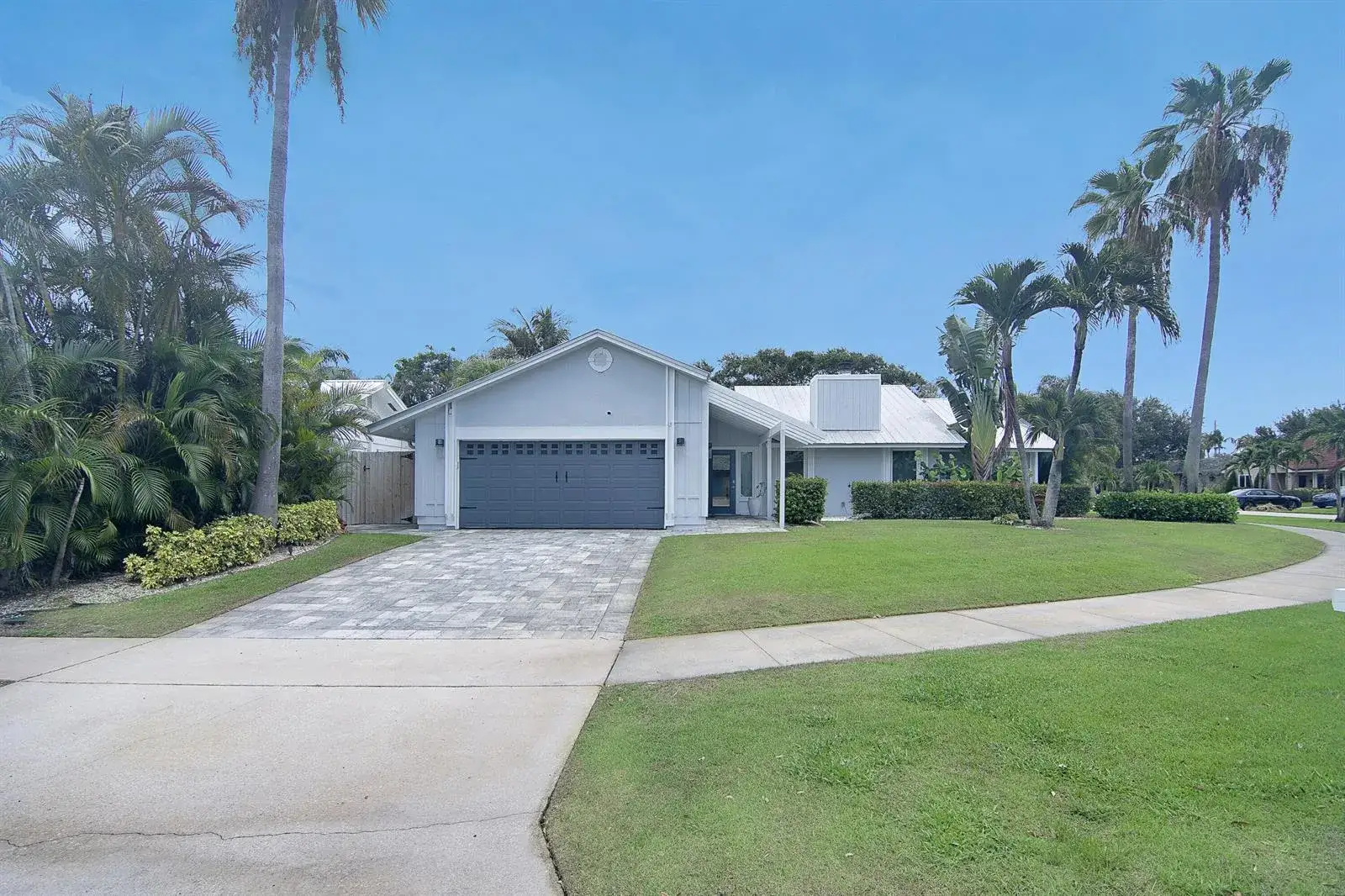 3 bedroom 2 bath Residential for sale at 19 PINEHILL Trail E, Tequesta FL 33469