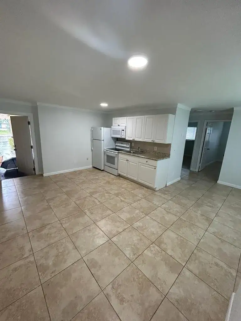 2 bedroom 1 bath Residential Lease for rent at 1119 NW 6TH Avenue # 4, Pompano Beach FL 33060