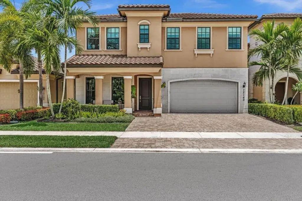 5 bedroom 3 bath Residential for sale at 12143 S BAYPOINT Circle, Parkland FL 33076