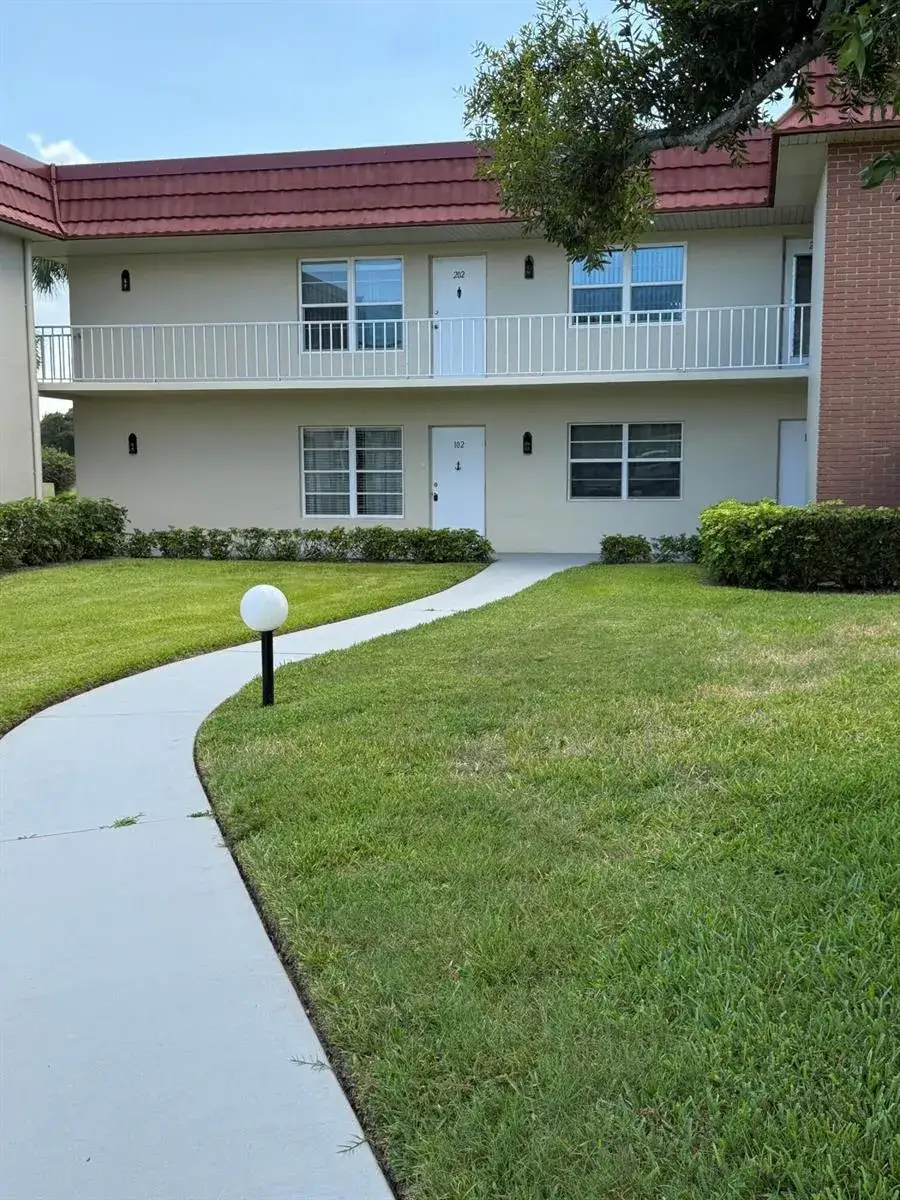 2 bedroom 2 bath Residential for sale at 33 Pine Arbor Lane # 102, Vero Beach FL 32962