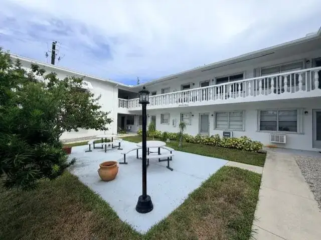 1 bedroom 1 bath Residential for sale at 315 7th Avenue S # 6B, FL 33460