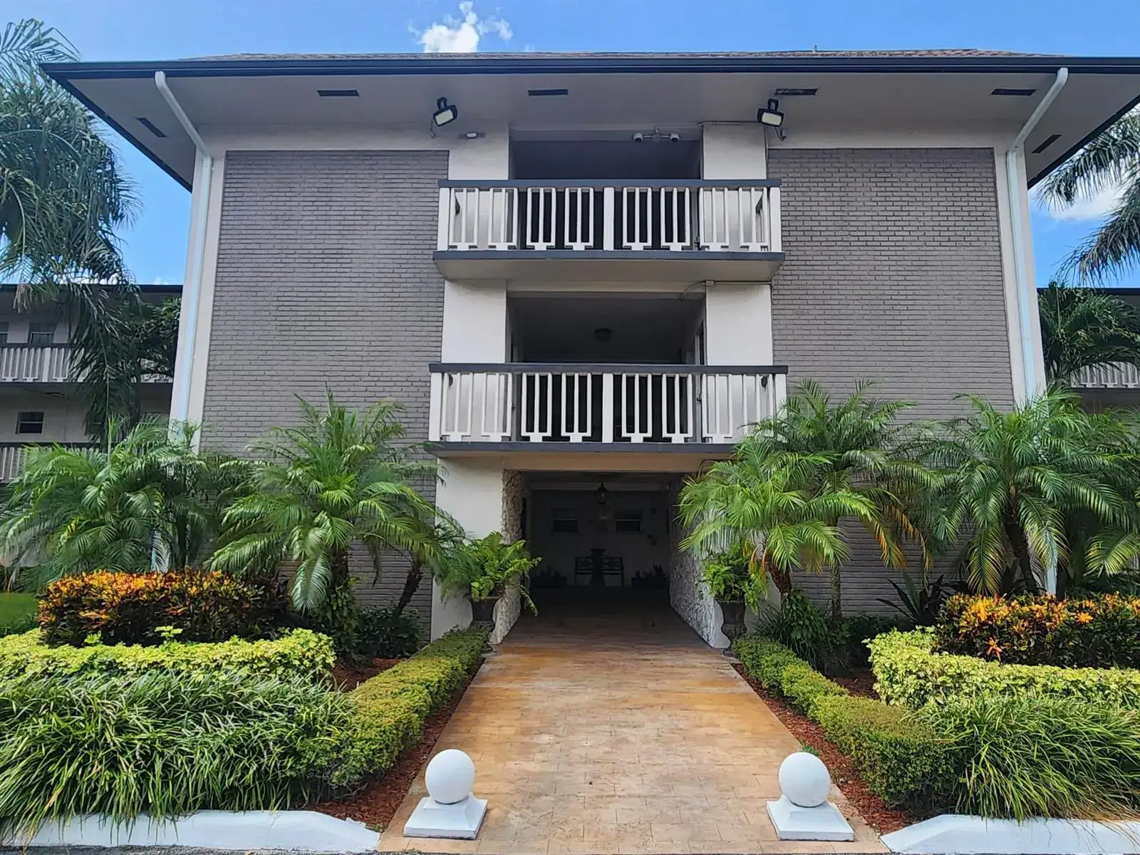 1 bedroom 1 bath Residential for sale at 4900 WASHINGTON Street # 307, Hollywood FL 33021
