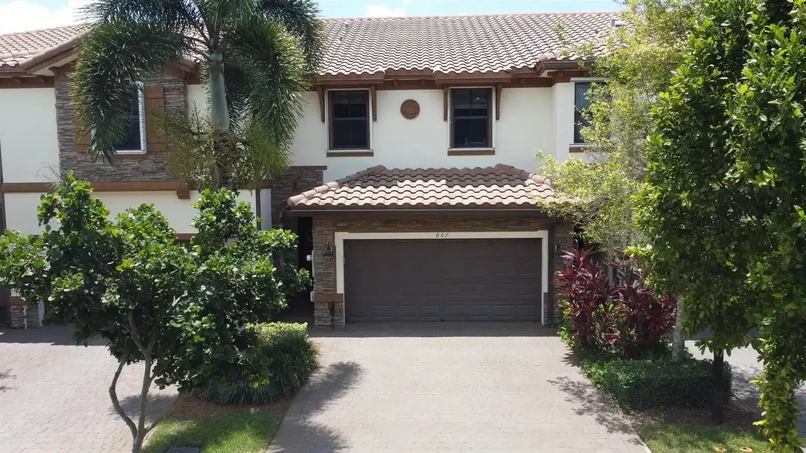 3 bedroom 2 bath Residential for sale at 807 E Village Circle, Davie FL 33325