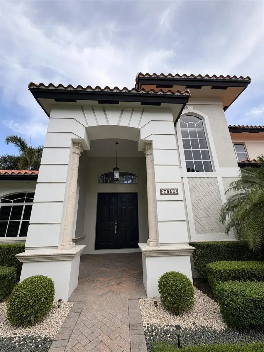 4 bedroom 3 bath Residential for sale at 7952 NW 161ST Terrace, Miami Lakes FL 33016