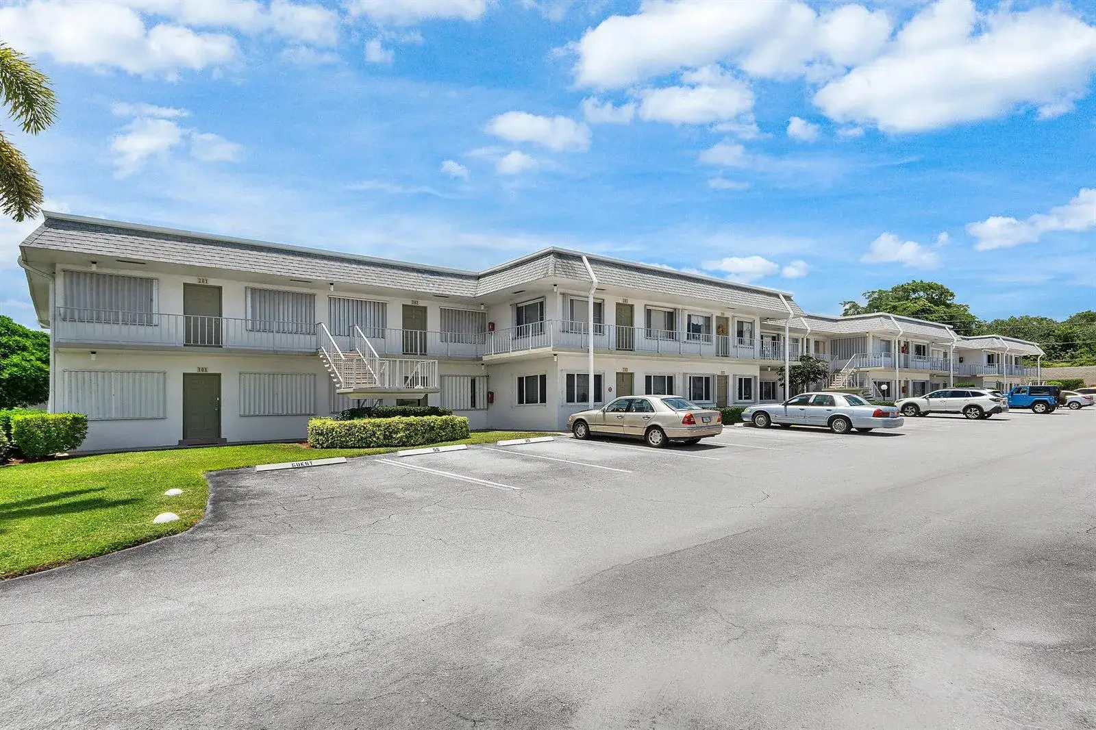 1 bedroom 1 bath Residential for sale at 3160 LAKE OSBORNE Drive Unit 206, FL 33461