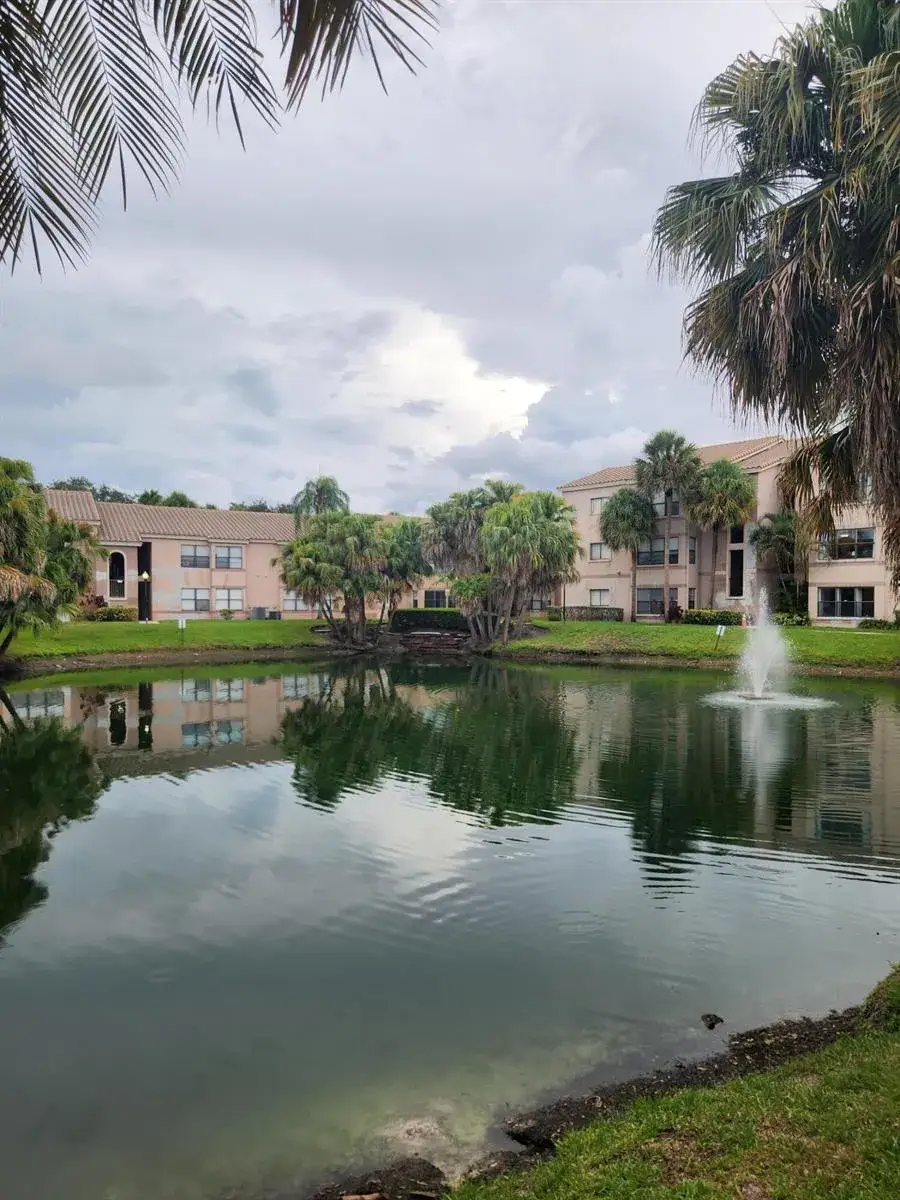 1 bedroom 1 bath Residential for sale at 2946 S UNIVERSITY Drive # 7209, Davie FL 33328