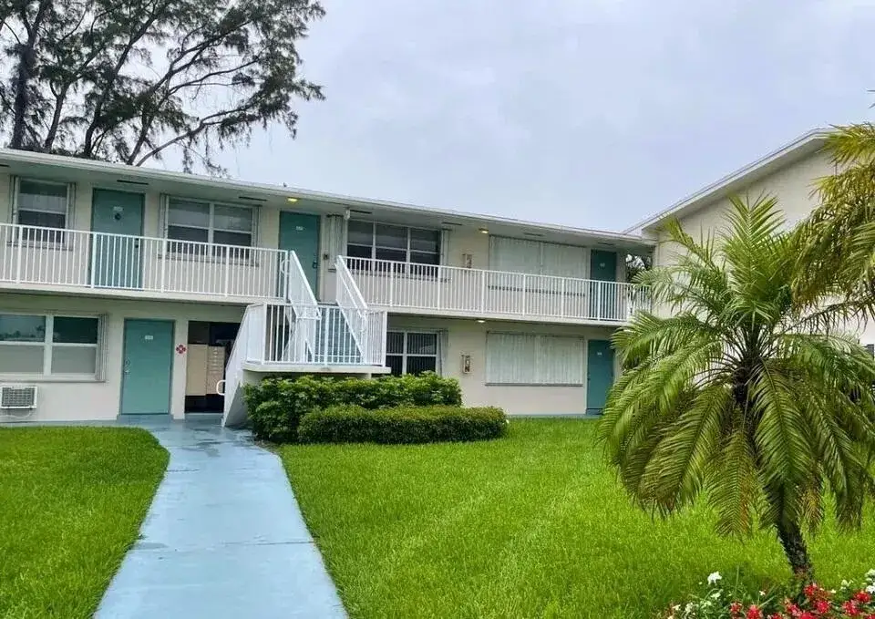 1 bedroom 1 bath Residential for sale at 240 HORIZONS W # 208, Boynton Beach FL 33435