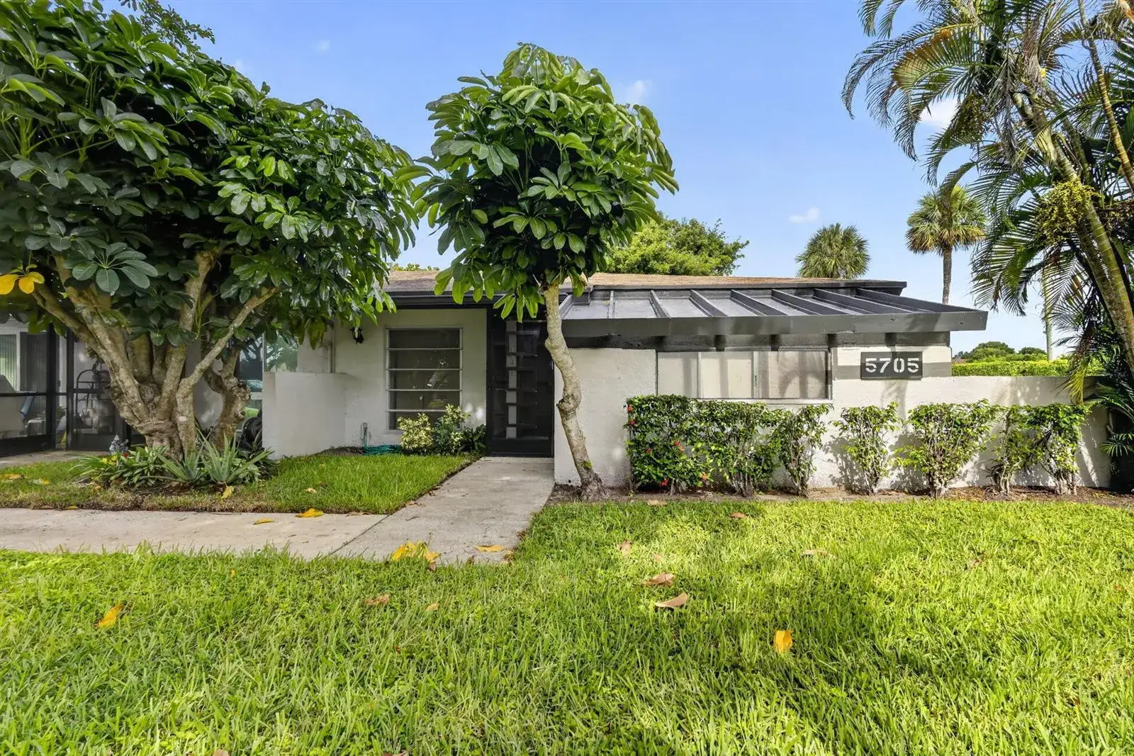 2 bedroom 2 bath Residential for sale at 5705 QUEEN PALM Court # D, Delray Beach FL 33484