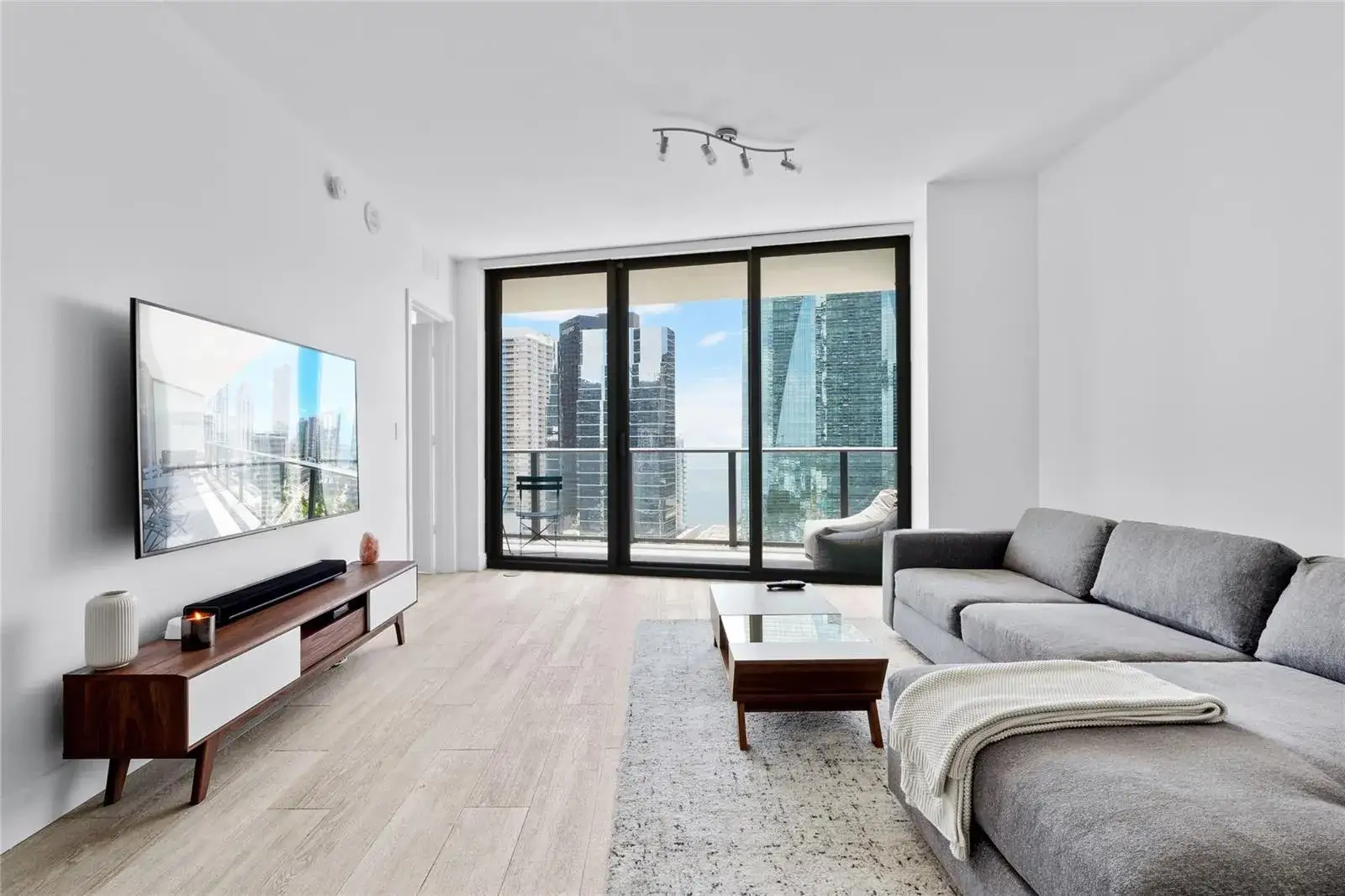 1 bedroom 2 bath Residential Lease for rent at 1300 S MIAMI Avenue # 2003, Miami FL 33130