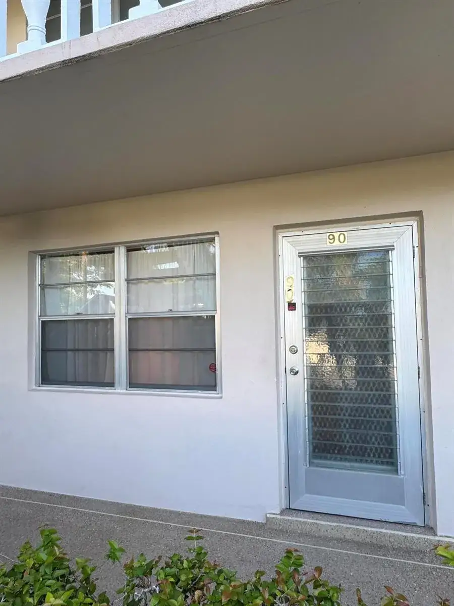 2 bedroom 1 bath Residential for sale at 90 WINDSOR E, West Palm Beach FL 33417