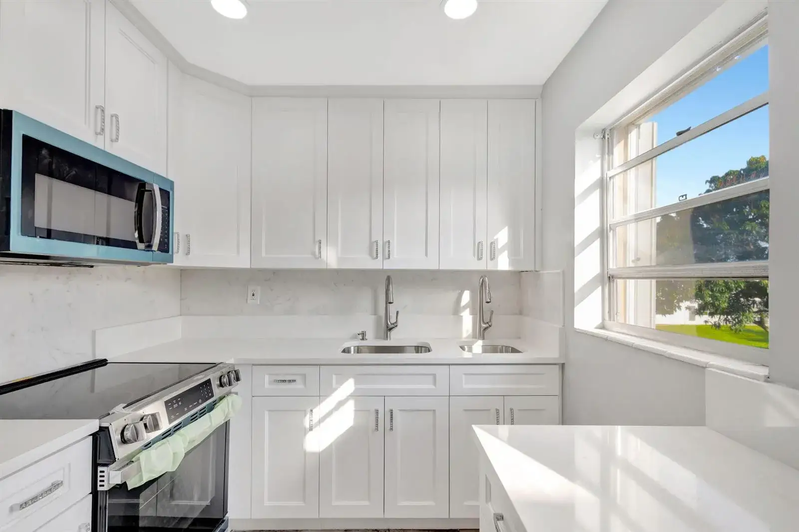 2 bedroom 1 bath Residential for sale at 121 BEDFORD E, West Palm Beach FL 33417