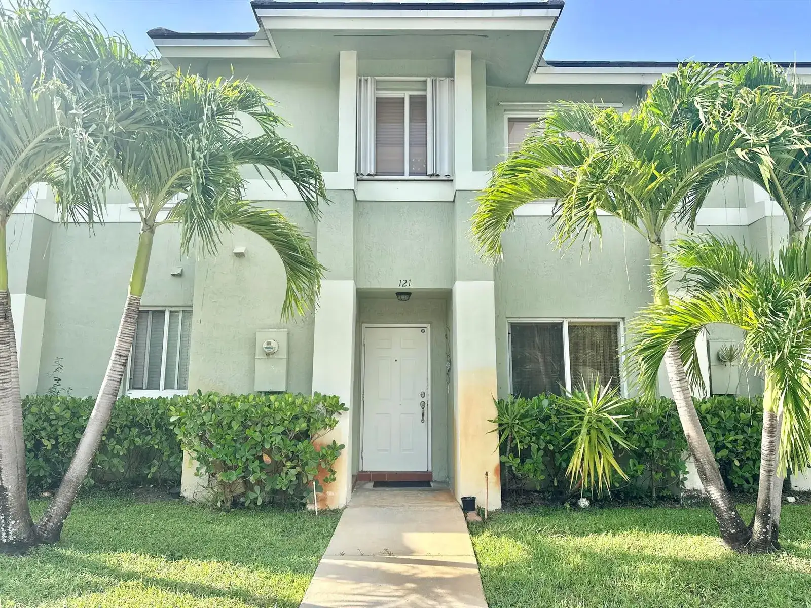 3 bedroom 2 bath Residential for sale at 121 HIDDEN CT Road # C, Hollywood FL 33023