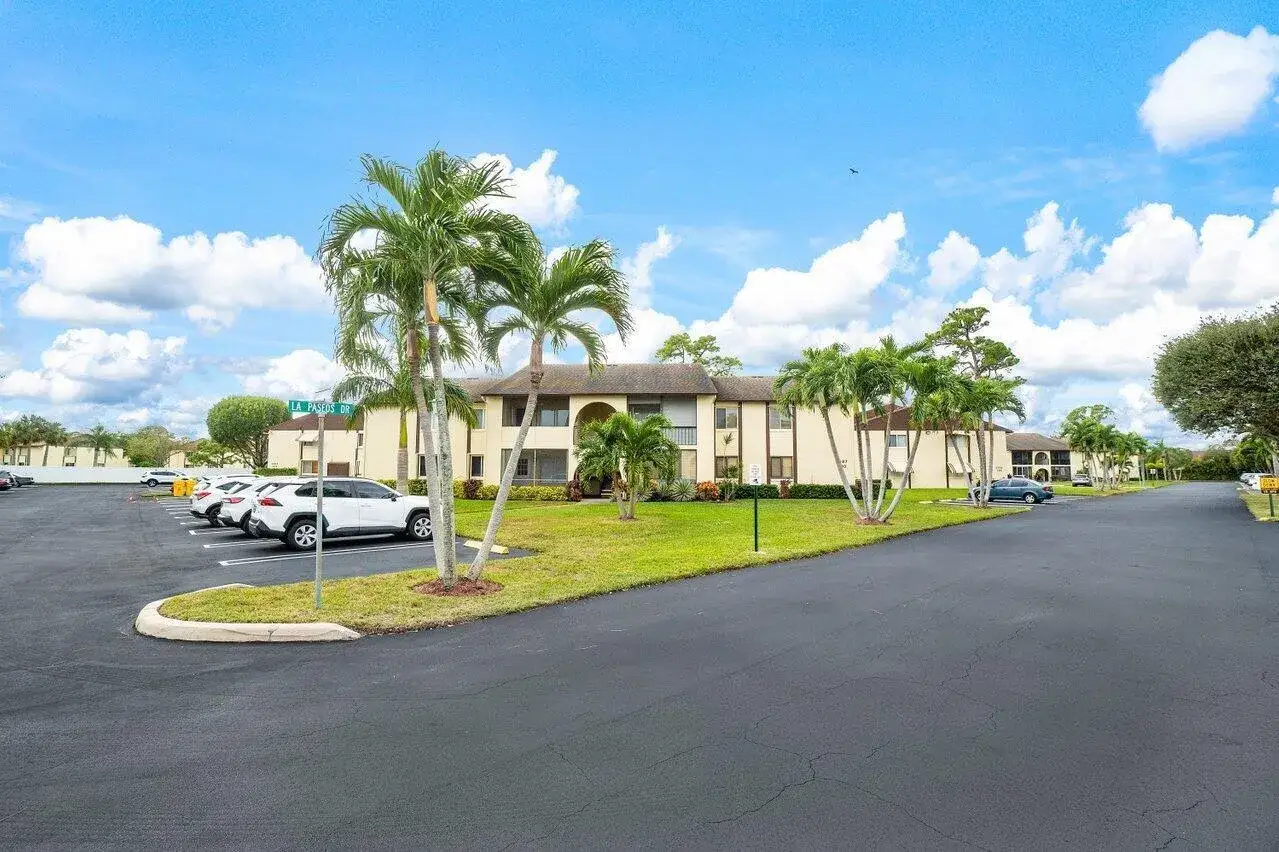 1 bedroom 1 bath Residential for sale at 3587 LA PLAYAS # 2, FL 33463