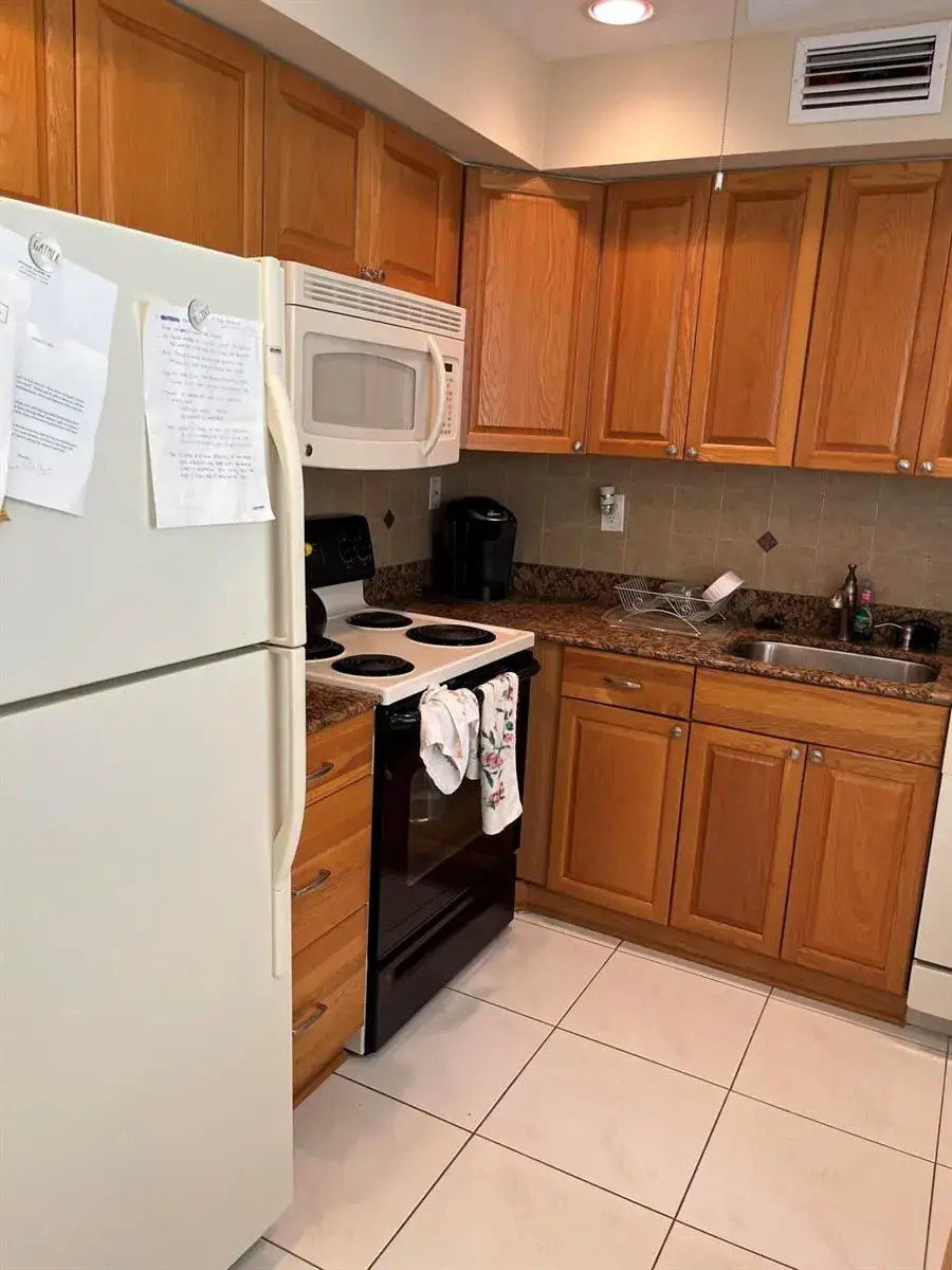 2 bedroom 2 bath Residential Lease for rent at 619 BURGUNDY M # 619, Delray Beach FL 33484
