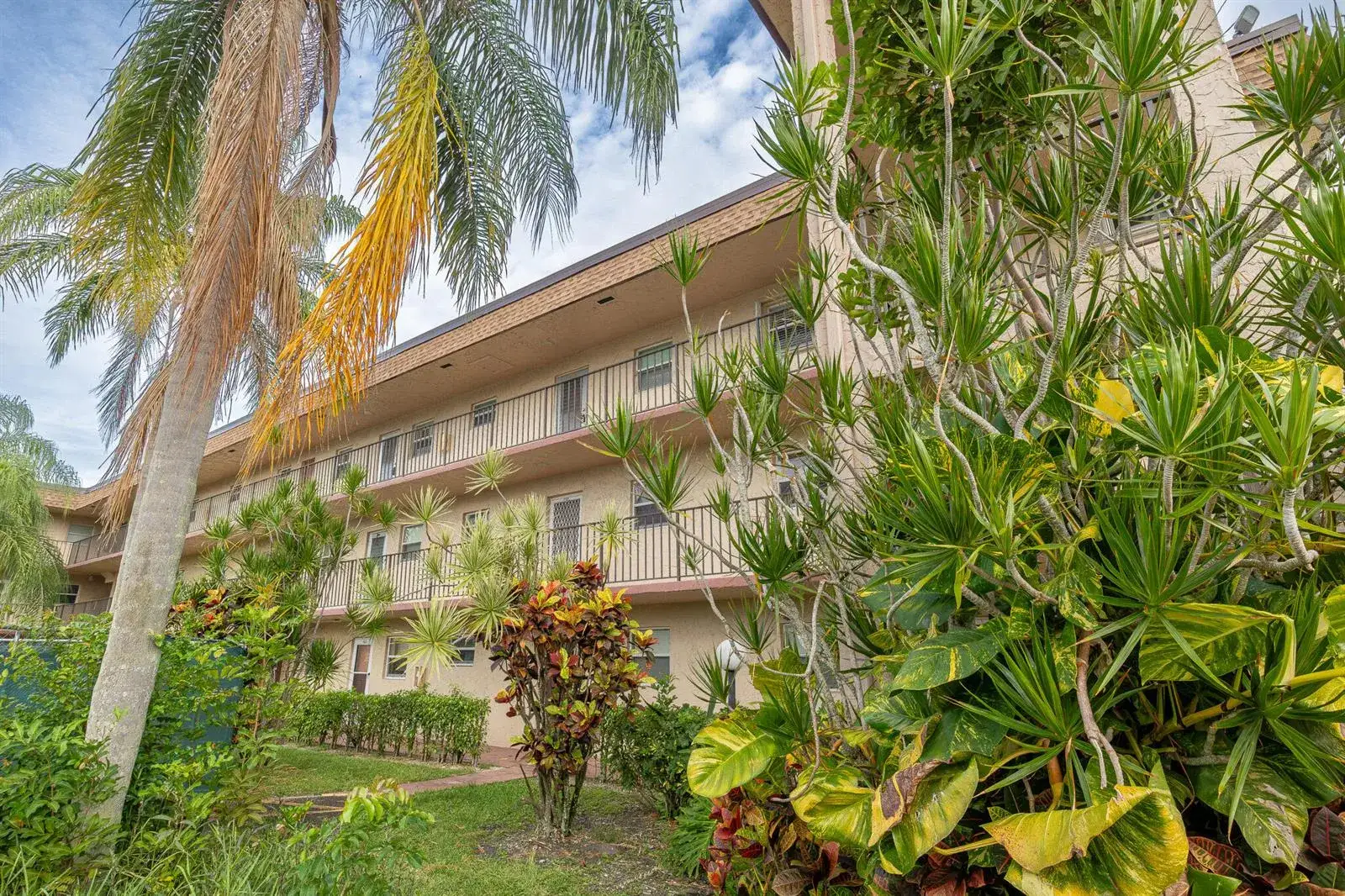 1 bedroom 1 bath Residential for sale at 715 Lori Drive # 303, Palm Springs FL 33461
