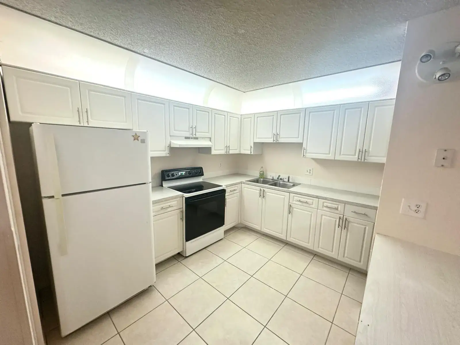 2 bedroom 1 bath Residential Lease for rent at 5773 La Pinata Boulevard # 1, FL 33463