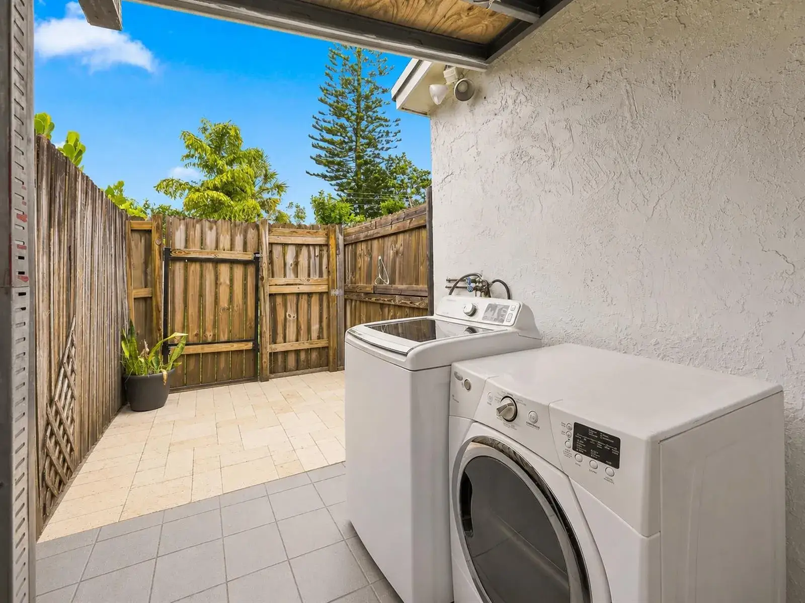 1 bedroom 1 bath Residential Lease for rent at 7780 NW 40TH Street # A, Davie FL 33024