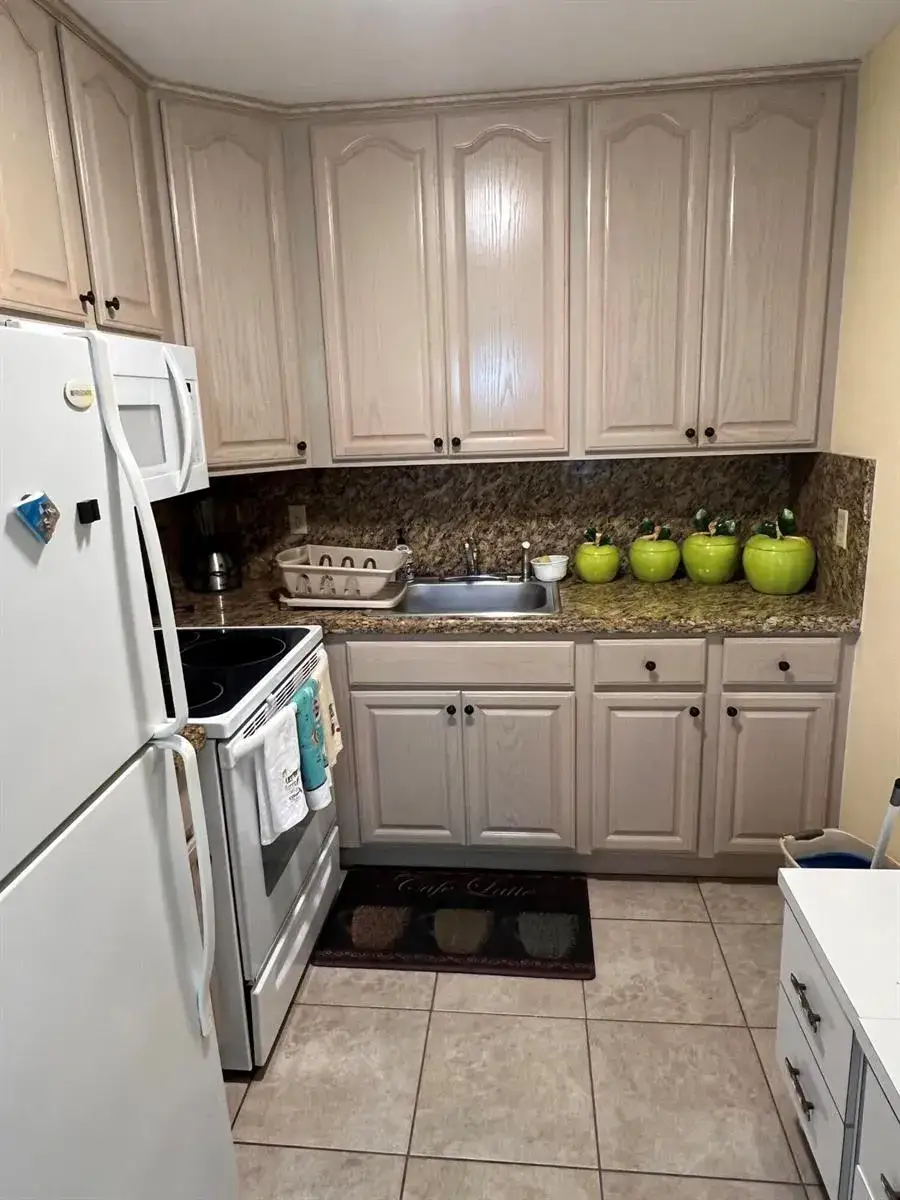 2 bedroom 1 bath Residential Lease for rent at 95 COVENTRY D, West Palm Beach FL 33417