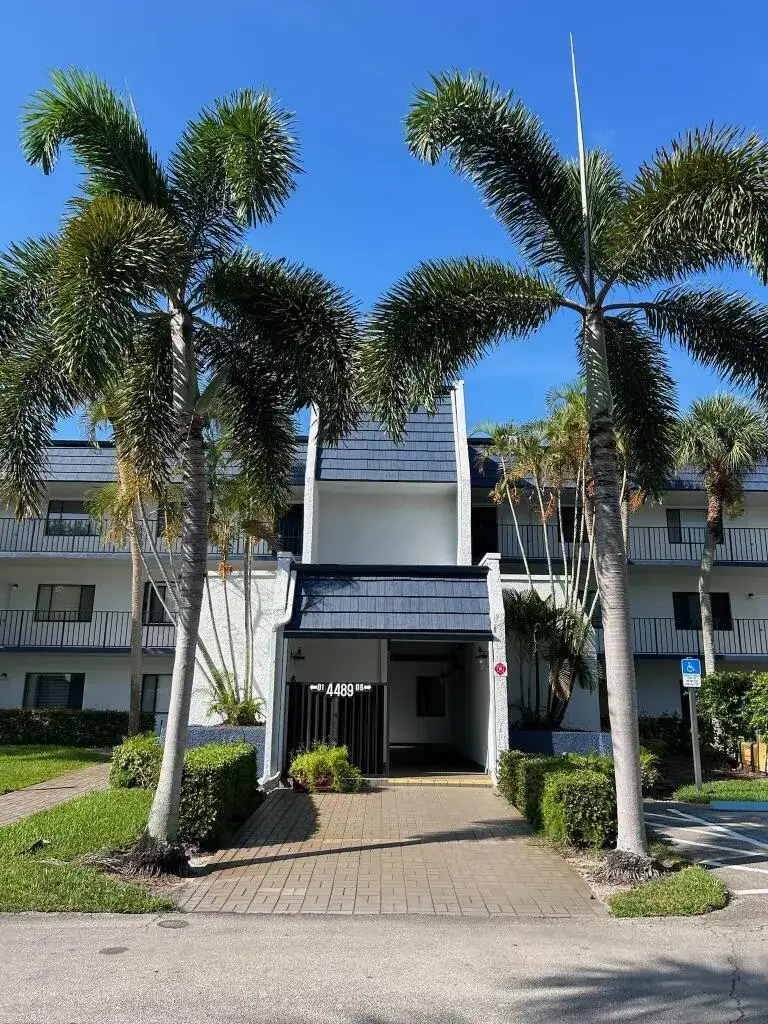 2 bedroom 2 bath Residential for sale at 4489 Luxemburg Court, FL 33467