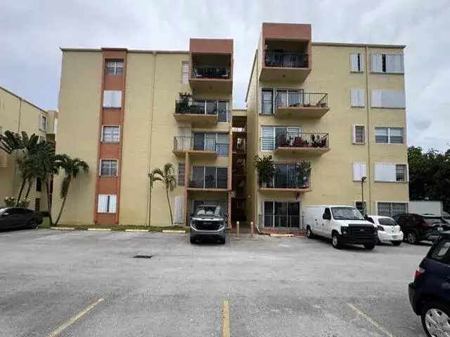 3 bedroom 2 bath Residential for sale at 4500 W 19TH Court # 431, Hialeah FL 33012