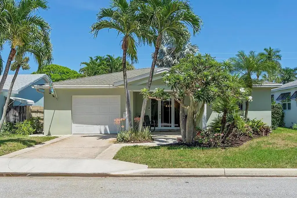 3 bedroom 2 bath Residential for sale at 1106 N LAKESIDE Drive, FL 33460