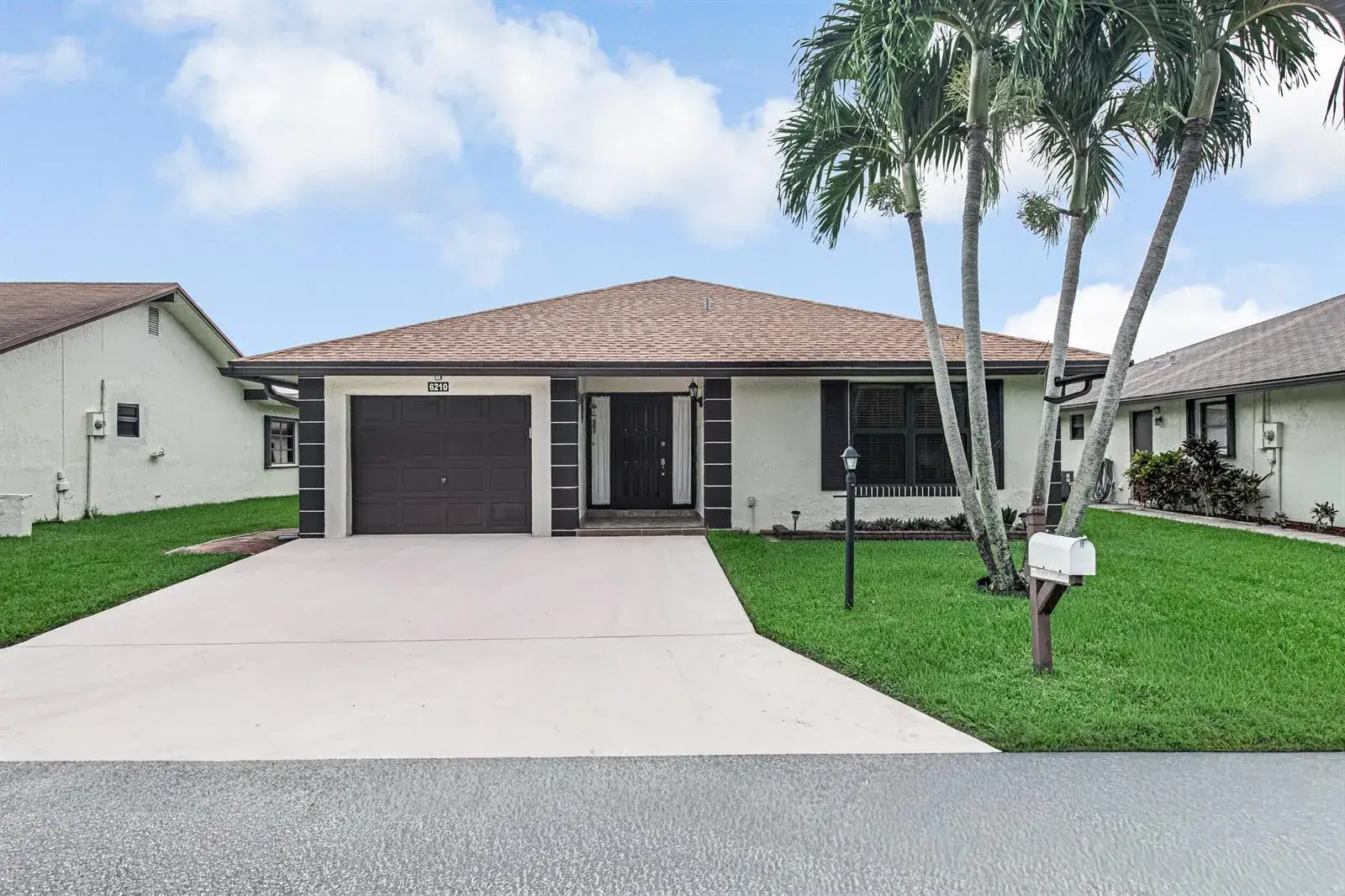 2 bedroom 2 bath Residential for sale at 6210 Olivewood Circle, FL 33463